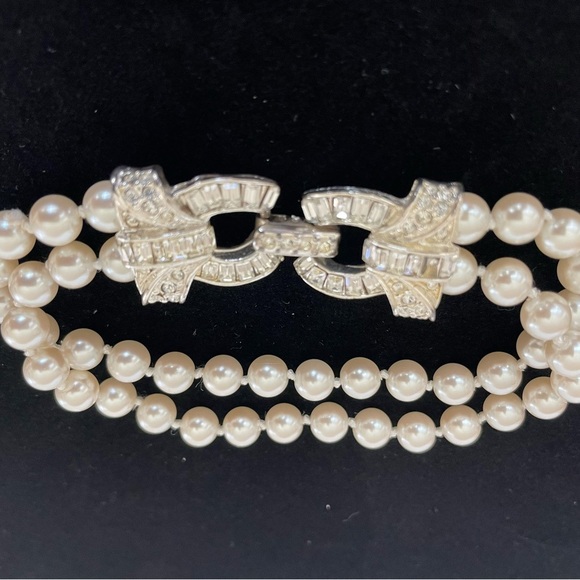Elegant Faux Pearl Bracelet with Silver tone Clasp - Picture 1 of 3